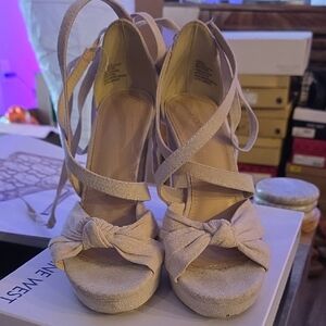 Shoe Dazzle Cream Knotted Heels